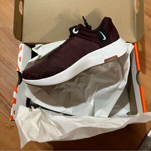 NEW Nike Womans Renew Serenity Run 2